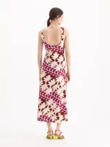 Vestido midi de piqué de algodón con estampa full print de diseño geométrico y floral, corte al cuerpo en el torso y falda evasé, frunce en el lateral delantero y escote en U profundo en la espalda.