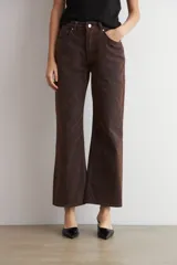 Pantalón de jean recto color marrón con textura similar a terciopelo, tiro medio y bolsillos traseros.