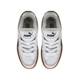 Championes Puma modelo Park Lifestyle SK8, de diseño urbano inspirado en el skate. Presentan una base de cuero blanco con detalles en gamuza gris claro en la puntera y el talón, destacando la icónica franja lateral de Puma en color negro. La suela es de goma color caramelo, proporcionando un contraste clásico y duradero.