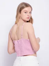 Top corto de satén color rosado, con tirantes finos ajustables y escote en V.