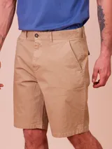 Bermuda de gabardina color azul piedra, con bolsillos laterales y traseros.