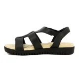 Sandalias Comfortflex para mujer, confeccionadas en cuero color negro con diseño de tiras cruzadas y pulsera con ajuste elástico en el talón. Poseen suela baja y plantilla anatómica en tono beige.