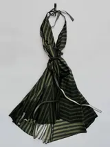 Vestido corto verde con estampado a rayas horizontales, escote en V y breteles finos.