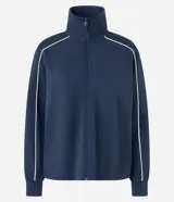Campera deportiva azul marino de mujer, con cuello alto estructurado y cierre frontal. Presenta frisos o ribetes blancos contrastantes en la parte delantera y trasera.