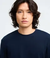 Remera de manga larga con cuello redondo y textura, de corte regular. Confeccionada en una mezcla de algodón, poliéster y viscosa.