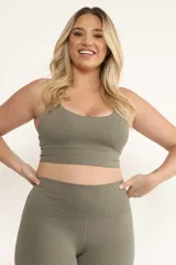 Top deportivo color verde oliva con tirantes cruzados en la espalda y almohadillas removibles.