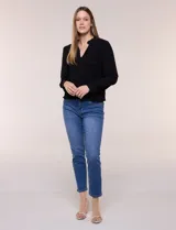 Blusa negra de rayón con textura smock en la pechera, escote en V con cuello mao fruncido, mangas largas fluidas con puños anchos y detalle de volados en el ruedo.
