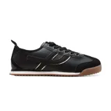 Zapatillas deportivas negras con detalles en gamuza y suela marrón.