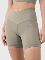 Calza biker tiro alto color verde oliva, con cintura en V y bandas de silicona en el interior para mayor sujeción.