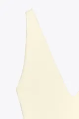 Body negro de tejido texturizado, con escote en V pronunciado y tirantes anchos.