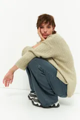 Polera marrón de tejido de punto con cuello alto y corte oversized.