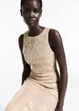Vestido largo de fiesta con diseño recto y cuello halter. Confeccionado en tejido con lentejuelas brillantes, presenta espalda abierta y cierre de botones en el cuello.