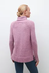 Sweater gris melange de tejido buclé con cuello alto y mangas largas.