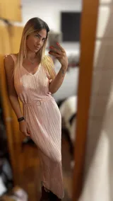 Vestido largo negro con escote halter y choker integrado.