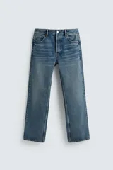 Jeans de mezclilla de algodón, tiro medio, con pierna recta y ajuste ligeramente holgado. Presenta efecto lavado y cierre frontal de botonadura.