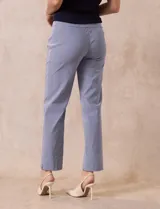 Pantalón de vestir de gabardina elastizada a rayas verticales celestes y blancas. Marca Zac & Rachel, corte recto, pretina ancha con faja interna modeladora.
