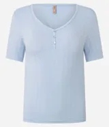 Blusa de pijama color bordó confeccionada en tejido rib acanalado, con escote en V y detalle de botones frontales. Cuenta con mangas cortas y calce regular.