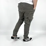 Pantalón cargo color verde grisáceo de gabardina, con puño en el tobillo y múltiples bolsillos.