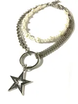 Collar de cadena plateada con dije de estrella calada.