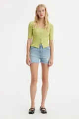 Short de jean celeste de tiro alto con efecto desgastado y ruedo desflecado.