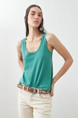 Musculosa verde con escote redondo a la base y sisas anchas.