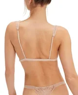 Bralette de encaje color nude con diseño floral, escote en V profundo y breteles anchos de encaje. Confeccionado en tejido elástico.