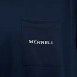 Remera de corte holgado color azul marino, con cuello redondo, mangas cortas y un bolsillo frontal en el lado izquierdo con el logo de la marca estampado.