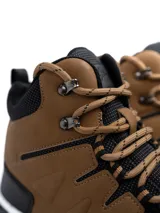 Bota de trekking de caña alta modelo Alpes, confeccionada en ecocuero marrón con refuerzos negros en puntera y talón. Cuenta con cuello acolchado, ojalillos metálicos, cordones bicolores y suela dentada antideslizante con entresuela blanca.