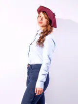 Camisa de manga larga a rayas verticales azules y blancas, confeccionada en algodón.