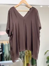 Blusa de tejido semitransparente color marrón chocolate, de corte holgado, con escote en V y mangas cortas amplias.