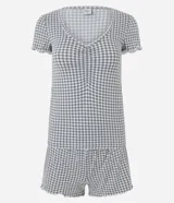 Pijama corto de dos piezas de la marca Lov, confeccionado en tejido peach touch de poliéster y elastano. Incluye una remera de manga corta con escote redondo, detalle de frunce en el busto y terminaciones con volados, acompañada de un short con cintura elástica y diseño estampado a cuadros vichy en tonos gris y blanco.