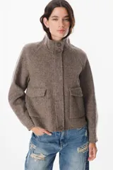 Chaqueta corta de paño color gris, con cuello alto, cierre frontal con cremallera y bolsillos delanteros con solapa.