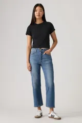 Jeans Levi's modelo Ribcage Straight Ankle, color azul con lavado medio, tiro alto y diseño de pierna recta corta.