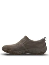 Slip On Hush Puppies modelo Tornnado, color marrón, confeccionado en cuero con diseño sin cordones, elásticos laterales y suela texturizada para mayor soporte.