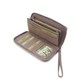 Billetera larga con cierre perimetral, confeccionada en material sintético texturizado color mostaza. Cuenta con correa de mano extraíble y placa metálica con logo de la marca en el frente.