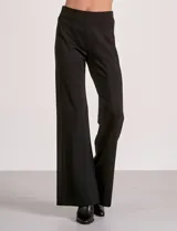 Pantalón wide leg color beige de tiro alto con cintura elastizada y costura central pespuntada a lo largo de la pierna.