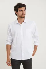 Camisa blanca de vestir, de manga larga con puños abotonados y cuello clásico.