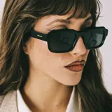 Lentes de sol cuadrados negros con protección UV400 y lentes polarizadas alemanas con recubrimiento anti-scratch y superhydrophobic.