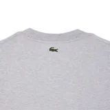 Camiseta gris de manga corta con estampado frontal del logo de Lacoste y la leyenda "Since 1933".