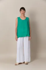 Musculosa verde esmeralda de lino y algodón, con frente de lino, espalda de encaje y zócalo de encaje.