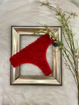 Vedetina roja de encaje con elástico fino en la cintura y refuerzo de algodón.