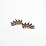 Par de aros dorados levemente curvos con cristales color lavanda. Con pasante y fru fru. Material: Acero con baño en Oro 18k, laminado 2,5 micrones.