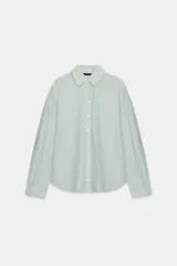 Camisa de algodón a rayas blancas y verdes, con cuello solapa, manga larga y cierre frontal con botones.