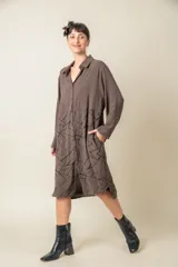 Túnica color almendra con estampado geométrico en negro, de corte oversize, con cuello camisero y mangas 3/4.