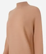 Blusa de punto acanalado color tostado, con cuello alto, mangas largas y puños ajustados. Confeccionada en viscosa, poliéster y poliamida.