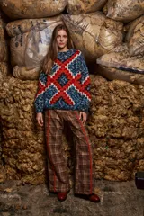 Sweater de lana multicolor con diseño geométrico en azul, rojo y blanco. Tejido y bordado a mano en Uruguay, de calce holgado con cuello a la base y puños. Talle único, similar a un M/L.