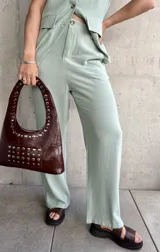 Pantalón verde agua de corte recto.