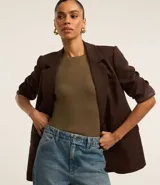 Blusa básica color mostaza, con escote redondo y manga corta.