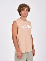 Musculosa blanca de corte holgado con cuello redondo y estampa frontal con texto en color negro.