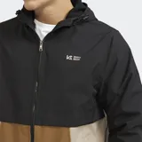 Campera ligera con capucha y cierre frontal, diseño color block en negro, marrón y beige. Cuenta con interior de polar y puños elásticos.